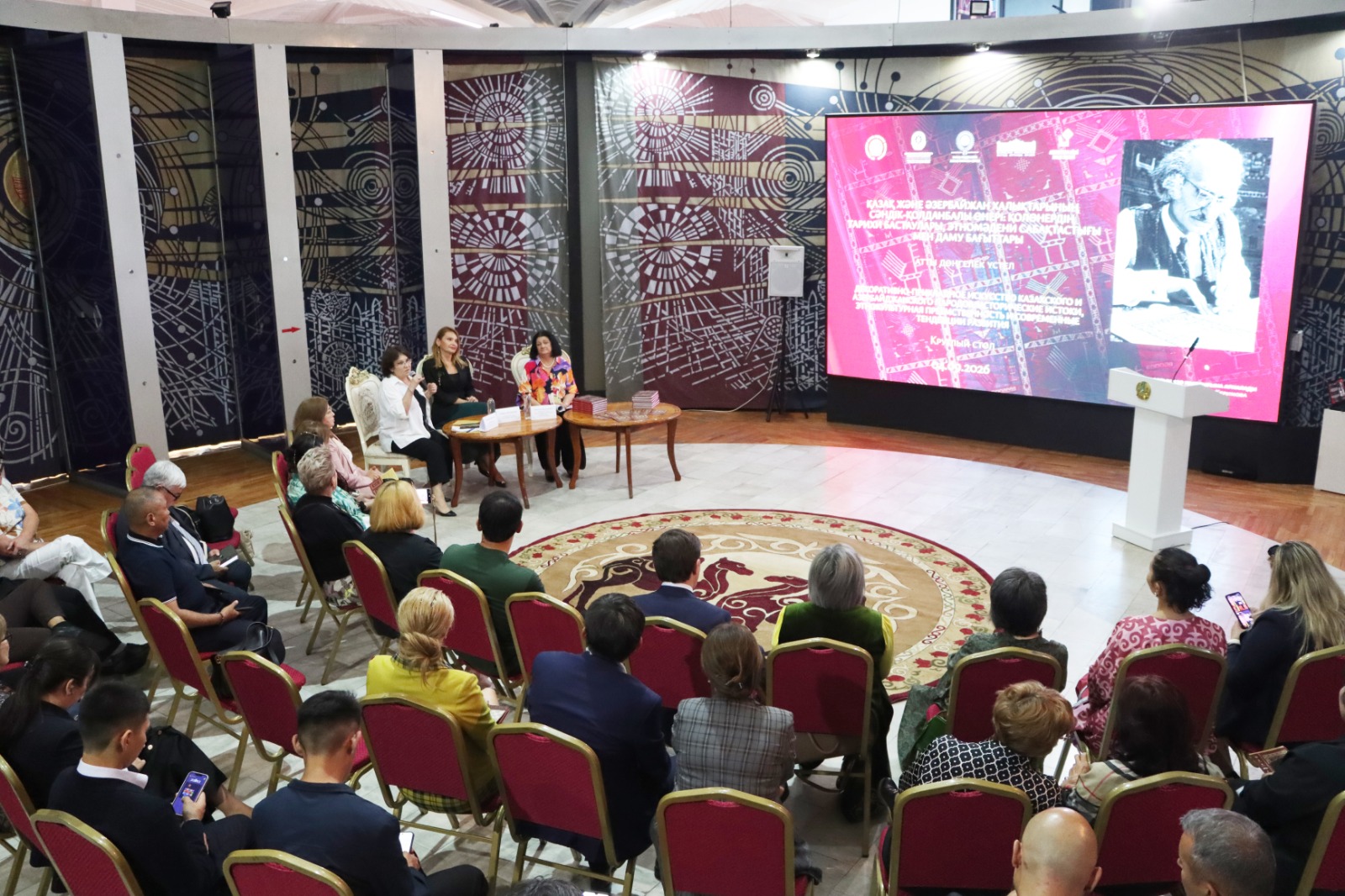 В Алматы открылась выставка "Дыхание времени в народном искусстве", посвященная 120-летию Лятифа Керимова (ФОТО)