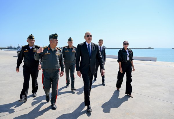Президент Ильхам Алиев и Первая леди Мехрибан Алиева посетили Военно-морские силы (ФОТО/ВИДЕО)