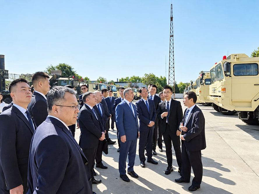Министр обороны Азербайджана находится с рабочим визитом в Китае (ФОТО)