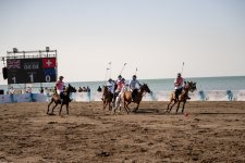 Под бакинским солнцем Каспия - пляж, скорость, кони, азарт… (ФОТО)