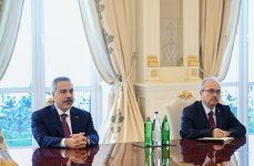 Президент Ильхам Алиев принял министра иностранных дел Турции (ФОТО)