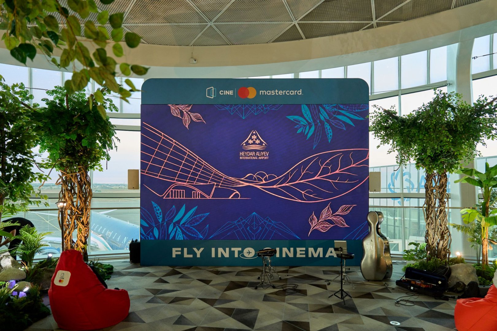 В ожидании рейса - в кино: CineMastercard представил новый формат досуга в аэропорту Баку (ФОТО)