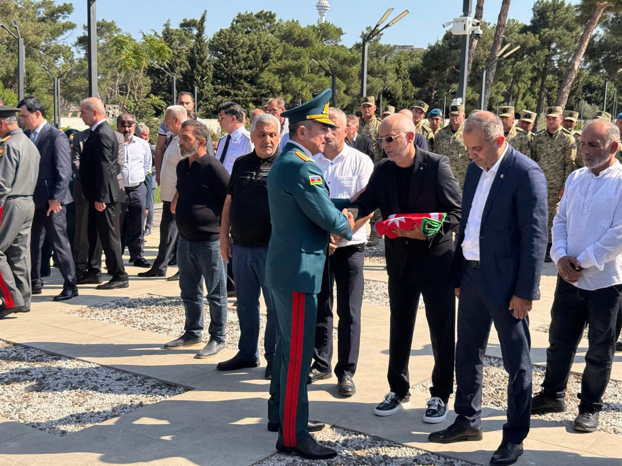 Али Нагиев, Закир Гасанов и Эльчин Гулиев приняли участие в церемонии похорон генерал-майора Искендера Аллахвердиева (ФОТО)