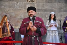 В Баку впервые прошел фестиваль "День национального костюма" – яркий парад традиций народов мира (ФОТО)