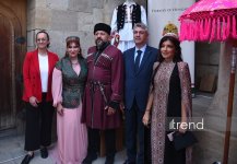 В Баку впервые прошел фестиваль "День национального костюма" – яркий парад традиций народов мира (ФОТО)