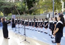 Ретро-волна "захлестнула" Площадь фонтанов в Баку (ФОТО)