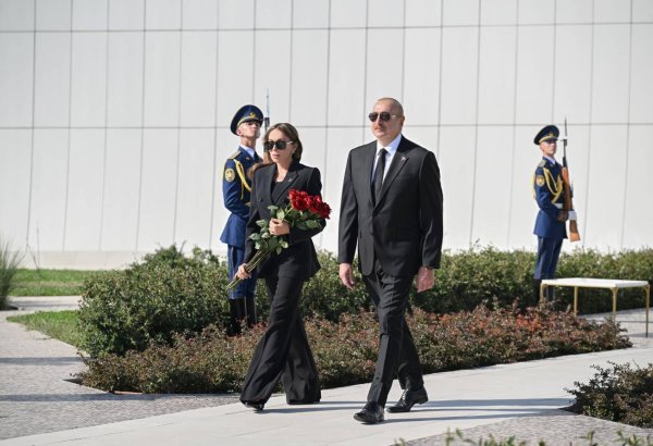 На официальных страницах Президента Ильхама Алиева в соцсетях опубликованы кадры посещения вместе с Первой леди Мехрибан Алиевой Парка Победы (ВИДЕО)