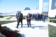 Представители государства и правительства посещают Парк Победы в Баку (ФОТО)