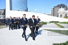 Представители государства и правительства посещают Парк Победы в Баку (ФОТО)