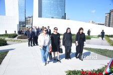 Представители государства и правительства посещают Парк Победы в Баку (ФОТО)