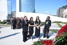 Представители государства и правительства посещают Парк Победы в Баку (ФОТО)