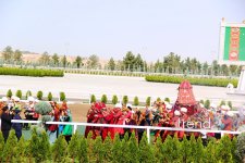 Кони, алабаи, свадьба и гости в спортивных костюмах - открытие Ахалтекинского комплекса Президента Туркменистана в Ашхабаде (ФОТО)