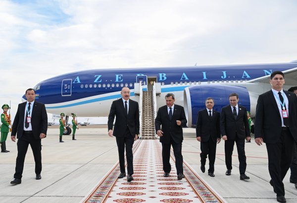 Президент Ильхам Алиев прибыл с рабочим визитом в Туркменистан (ФОТО)