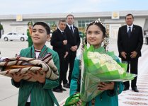 Президент Ильхам Алиев прибыл с рабочим визитом в Туркменистан (ФОТО)