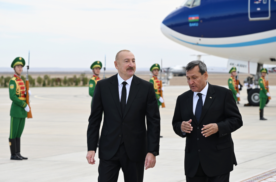 Президент Ильхам Алиев прибыл с рабочим визитом в Туркменистан (ФОТО)