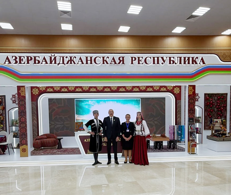 Президент Ильхам Алиев ознакомился в Туркменбаши с национальными стендами стран-участниц СНГ (ФОТО)