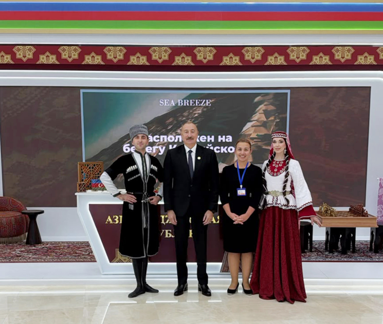 Президент Ильхам Алиев ознакомился в Туркменбаши с национальными стендами стран-участниц СНГ (ФОТО)