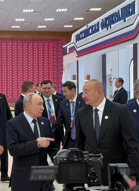 Президент Ильхам Алиев ознакомился в Туркменбаши с национальными стендами стран-участниц СНГ (ФОТО)