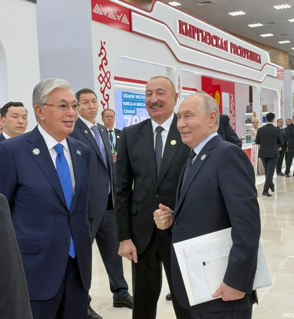 Президент Ильхам Алиев ознакомился в Туркменбаши с национальными стендами стран-участниц СНГ (ФОТО)