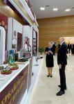 Президент Ильхам Алиев ознакомился в Туркменбаши с национальными стендами стран-участниц СНГ (ФОТО)
