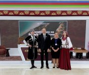 Президент Ильхам Алиев ознакомился в Туркменбаши с национальными стендами стран-участниц СНГ (ФОТО)
