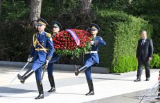 Премьер-министр Камбоджи посетил могилу общенационального лидера Гейдара Алиева (ФОТО)