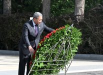 Премьер-министр Камбоджи посетил могилу общенационального лидера Гейдара Алиева (ФОТО)