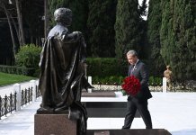 Премьер-министр Камбоджи посетил могилу общенационального лидера Гейдара Алиева (ФОТО)