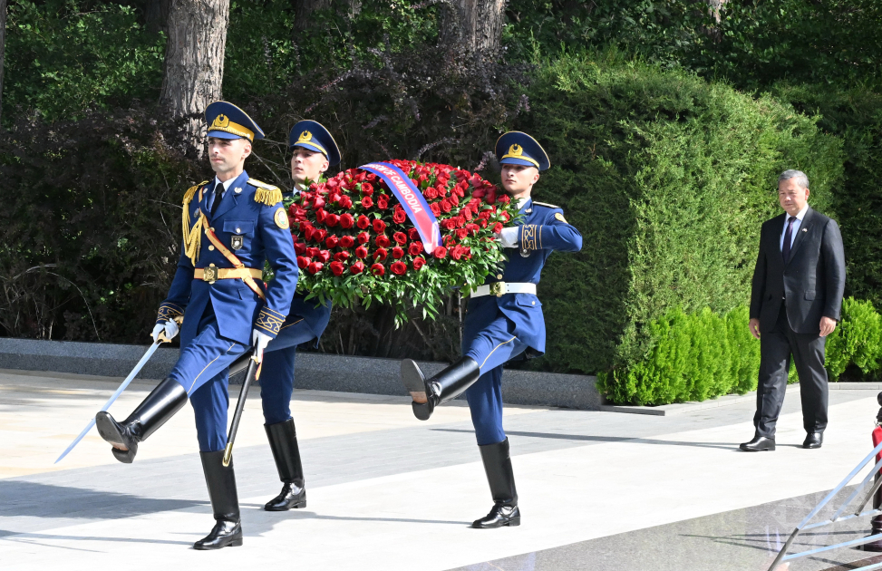 Премьер-министр Камбоджи посетил могилу общенационального лидера Гейдара Алиева (ФОТО)