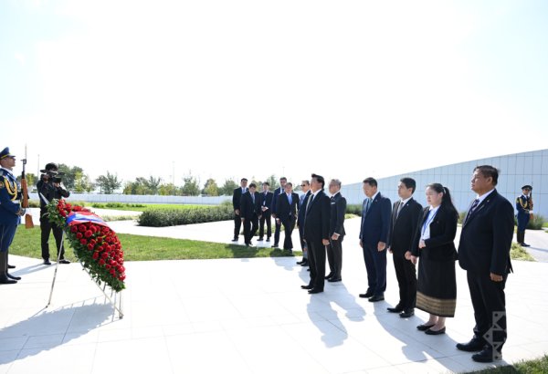 Президент Лаоса посетил Парк Победы в Баку (ФОТО)