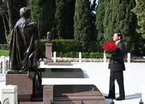 Президент Лаоса посетил Аллею почетного захоронения в Баку (ФОТО)