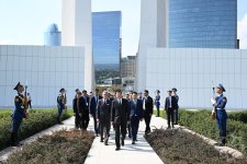 Президент Лаоса посетил Парк Победы в Баку (ФОТО)