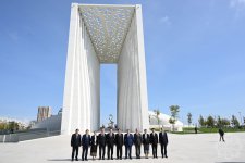 Президент Лаоса посетил Парк Победы в Баку (ФОТО)