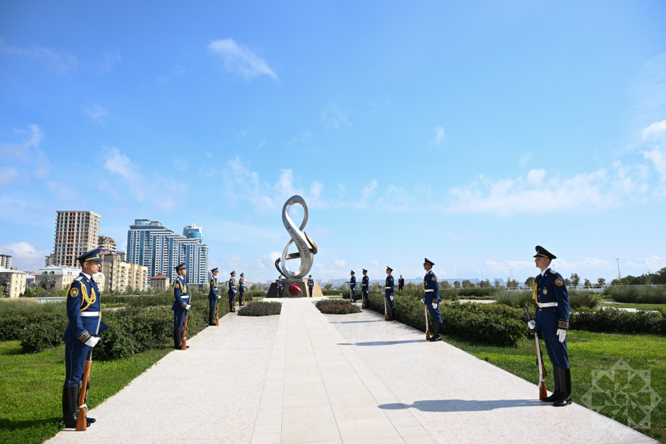 Президент Лаоса посетил Парк Победы в Баку (ФОТО)