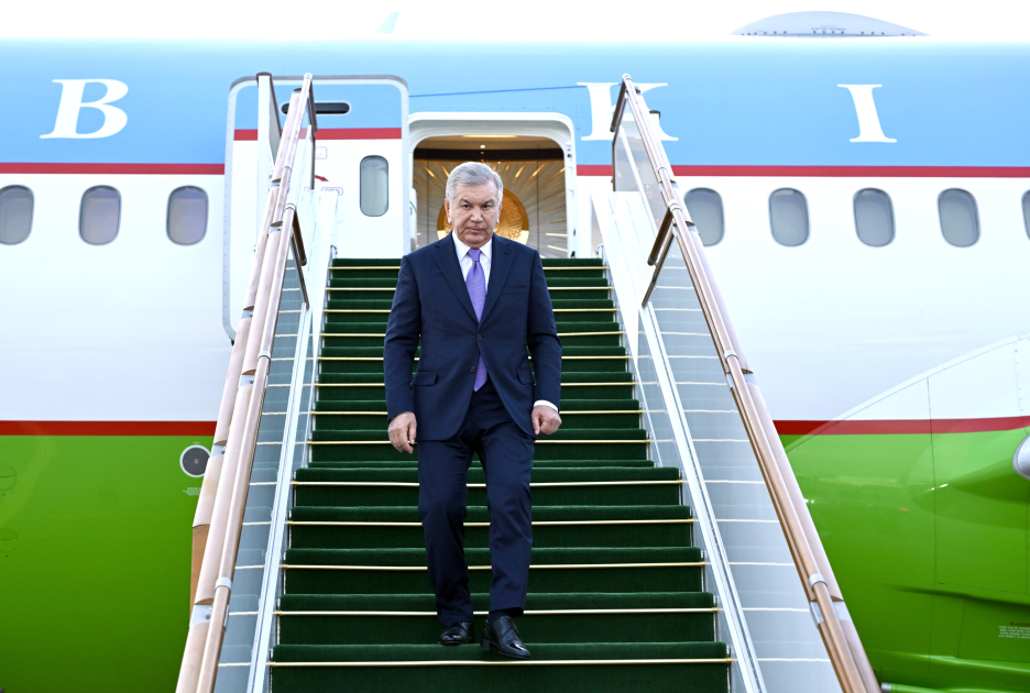 Президент Узбекистана прибыл с визитом в Азербайджан (ФОТО)