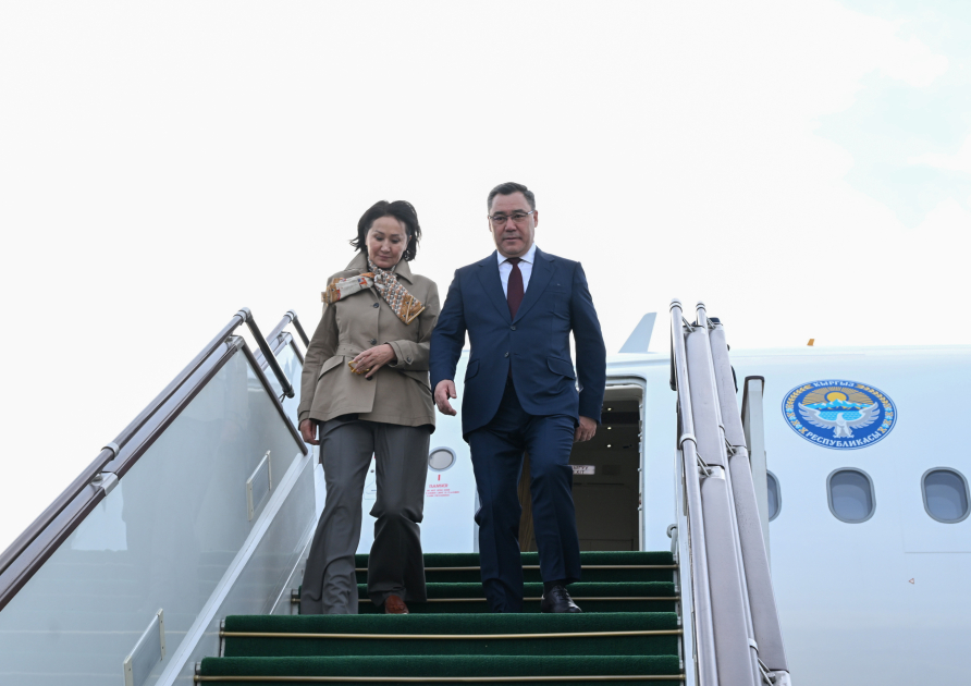 Президент Кыргызстана прибыл с визитом в Азербайджан (ФОТО)