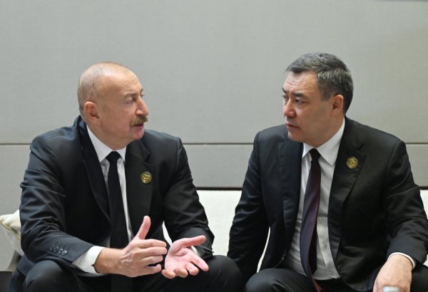 Президент Ильхам Алиев и Садыр Жапаров провели неформальную беседу в рамках саммита СВМДА (ФОТО)