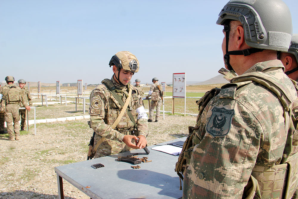 В Азербайджане продолжаются учебные сборы с военнообязанными (ФОТО)