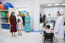 Лейла Алиева ознакомилась в городе Аркадаг с деятельностью Центра здоровья и реабилитации детей (ФОТО)