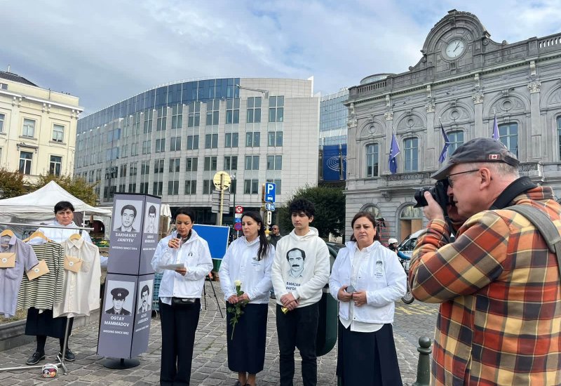 Семьи пропавших без вести азербайджанцев провели акцию протеста перед Европарламентом (ФОТО)