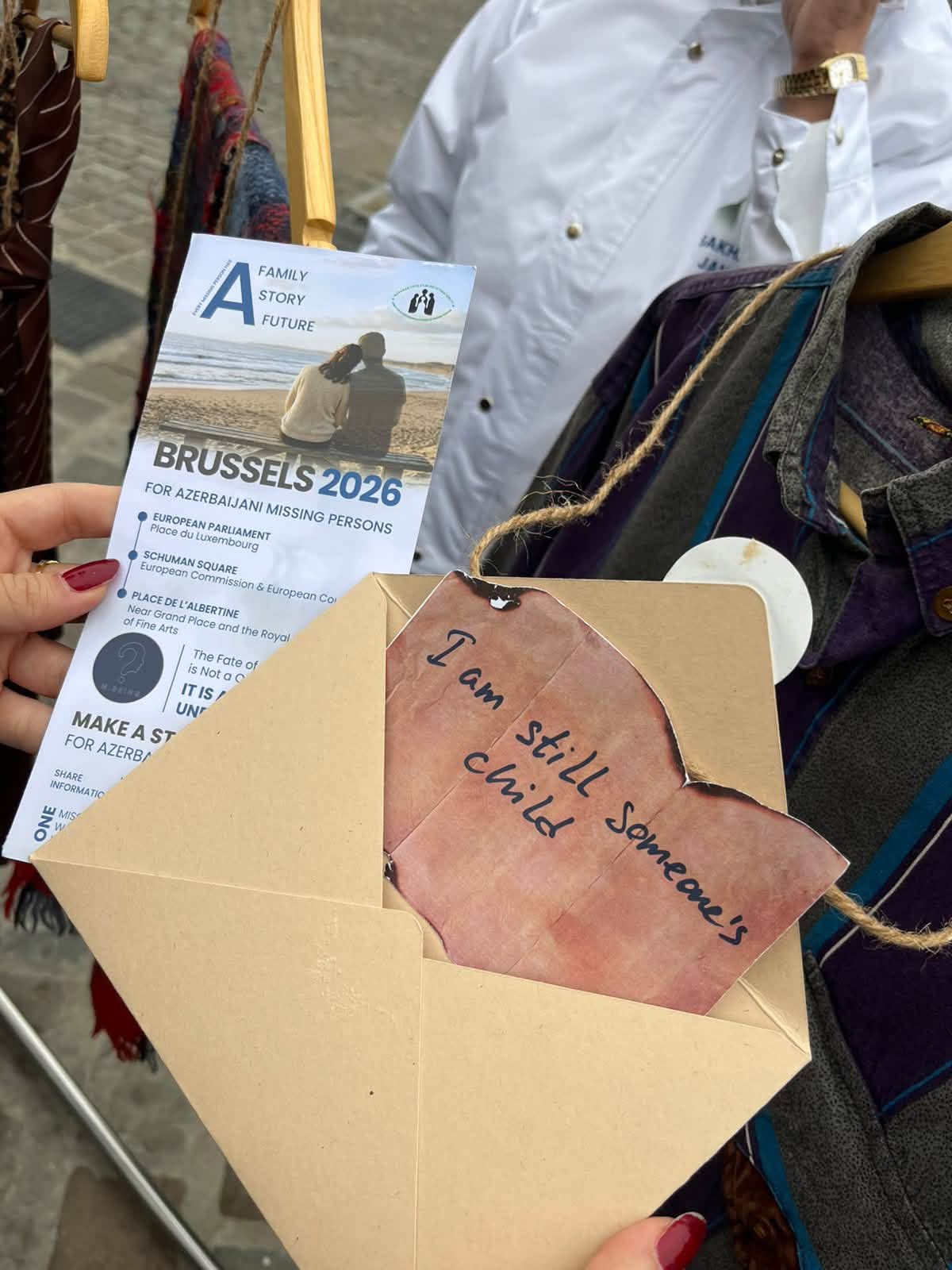 Семьи пропавших без вести азербайджанцев провели акцию протеста перед Европарламентом (ФОТО)