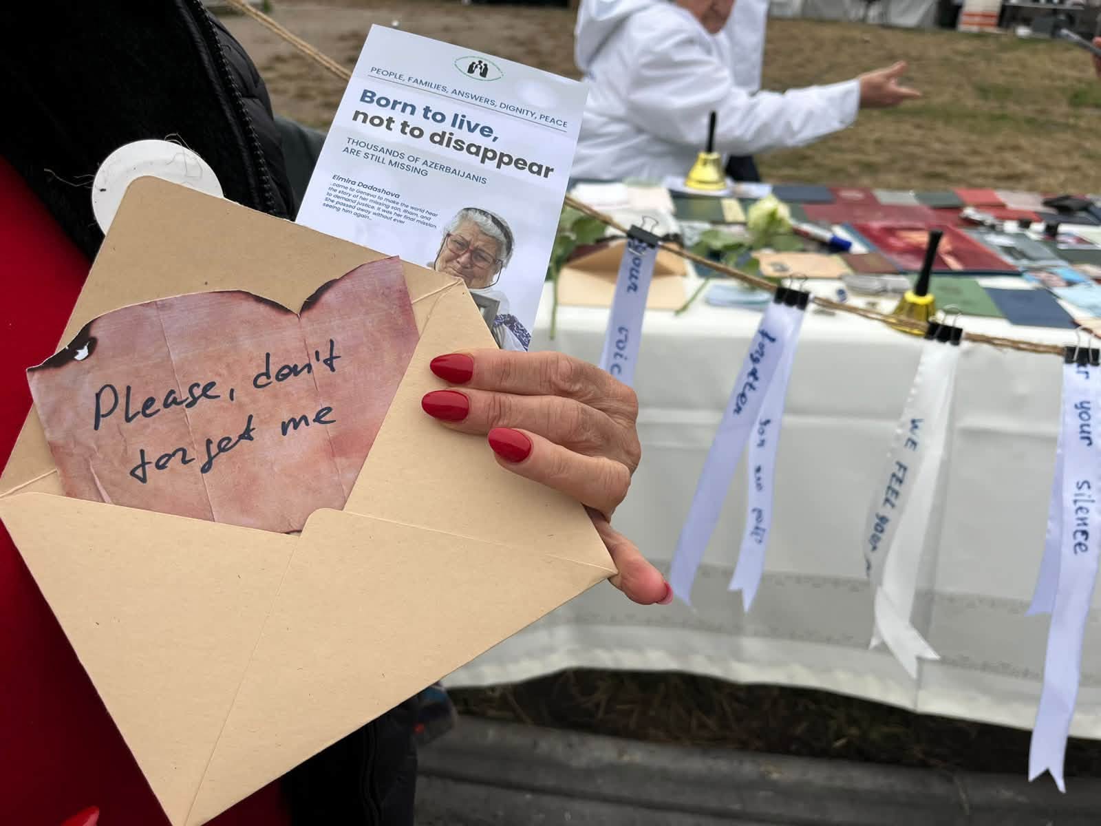 Семьи пропавших без вести азербайджанцев провели акцию протеста перед Европарламентом (ФОТО)