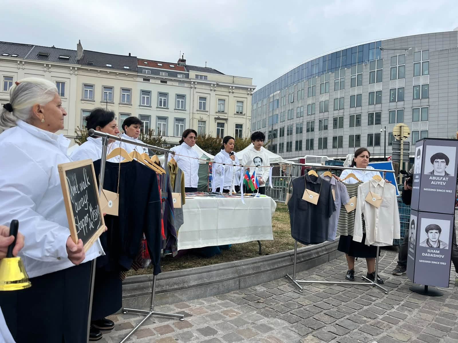 Семьи пропавших без вести азербайджанцев провели акцию протеста перед Европарламентом (ФОТО)