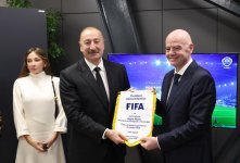 Джанни Инфантино вручил Президенту Ильхаму Алиеву памятные подарки (ФОТО)