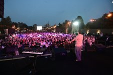Фестиваль оливок продолжился выступлениями известных артистов (ФОТО)