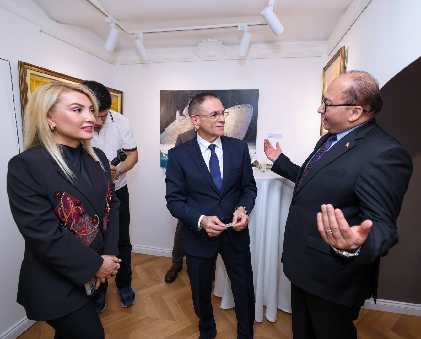 В Buta Gallery открылась выставка "Два взгляда. Один мир", став встречей самобытных творческих миров (ФОТО)