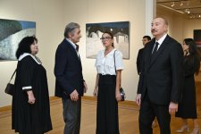 Президент Ильхам Алиев, Первая леди Мехрибан Алиева и члены семьи ознакомились с ретроспективной выставкой под названием "Mənim Abşeronum: Üstə gəl" (ФОТО)