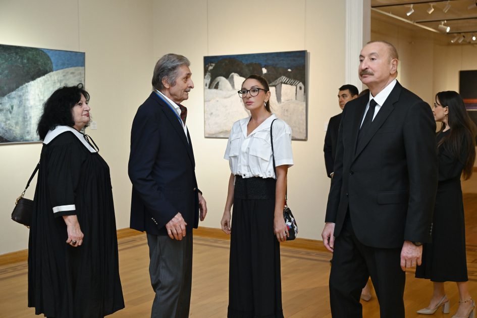 Президент Ильхам Алиев, Первая леди Мехрибан Алиева и члены семьи ознакомились с ретроспективной выставкой под названием "Mənim Abşeronum: Üstə gəl" (ФОТО)