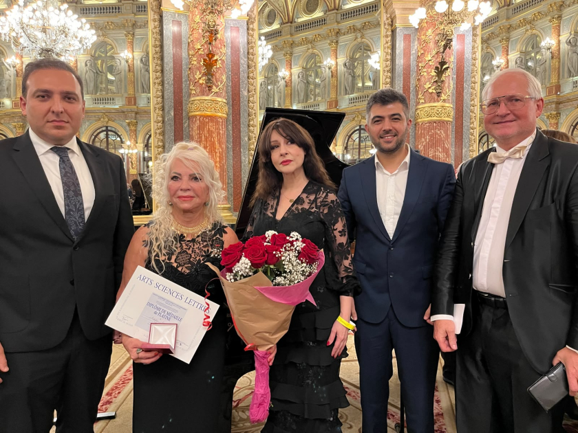 Заслуженная артистка Адиля Алиева награждена платиновой медалью в Париже (ФОТО)