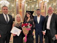 Заслуженная артистка Адиля Алиева награждена платиновой медалью в Париже (ФОТО)